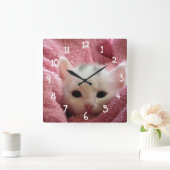 Witte kat in roze vierkante klok (Huis)