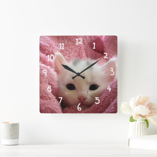 Witte kat in roze vierkante klok (Huis)