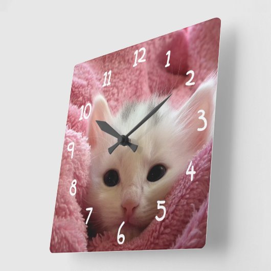 Witte kat in roze vierkante klok (Hoek)