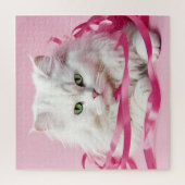 Witte kat in verward in roze linten legpuzzel (Verticaal)