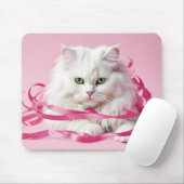 Witte kat in verward in roze linten muismat (Met muis)