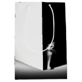 Witte kat in zwarte schaduw medium cadeauzakje (Voorkant)