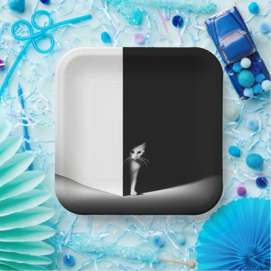 Witte kat in zwarte schaduwen papieren bordje (Feest)