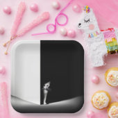 Witte kat in zwarte schaduwen papieren bordje (Feest)