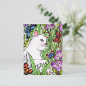 Witte kat jaagt op vlinders uit bloemen briefkaart (Staand voorkant)