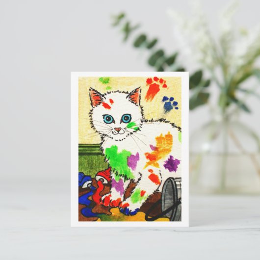 Witte kat krijgt overal verf briefkaart (Staand voorkant)