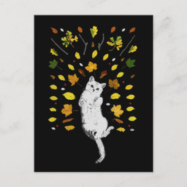 Witte kat met herfstbladeren briefkaart