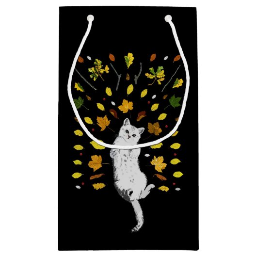 Witte kat met herfstbladeren klein cadeauzakje (Achterkant)