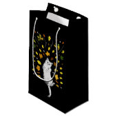 Witte kat met herfstbladeren klein cadeauzakje (Voorkant Gekanteld)