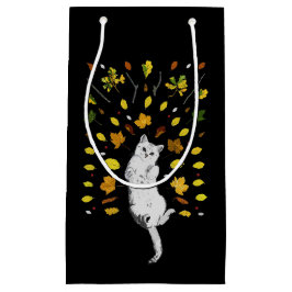 Witte kat met herfstbladeren klein cadeauzakje
