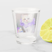 Witte kat met Paarse bloemkraag Shot Glas (Achterkant)
