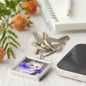 Witte kat met Paarse bloemkraag Sleutelhanger (Zijkant)