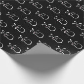 Witte kat met rode tong op zwarte achtergrond cadeaupapier (Hoek)