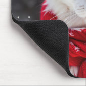 Witte kat met rode wintersjaal muismat (Hoek)