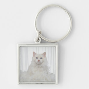 Witte kat met veren sleutelhanger