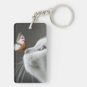 Witte kat met vlinder sleutelhanger (achterkant)