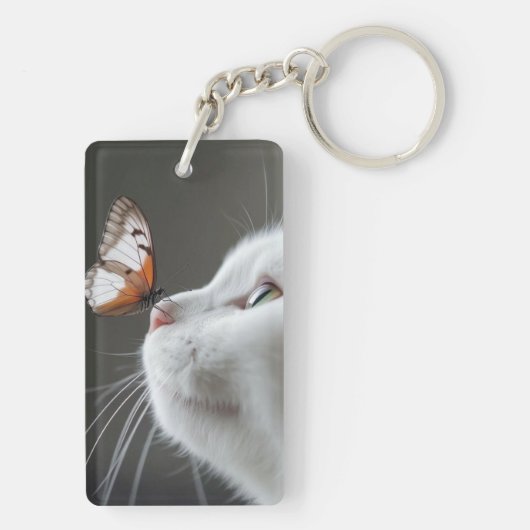 Witte kat met vlinder sleutelhanger (achterkant)