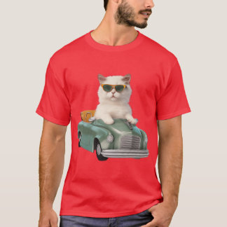 Witte kat met zonnebril rijdt in een t-shirt