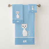 Witte Kat & Monogram op Lichtblauw Bad Handdoek (Insitu)