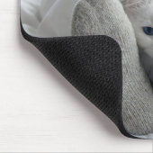 Witte kat onder een witte dekbed muismat (Hoek)