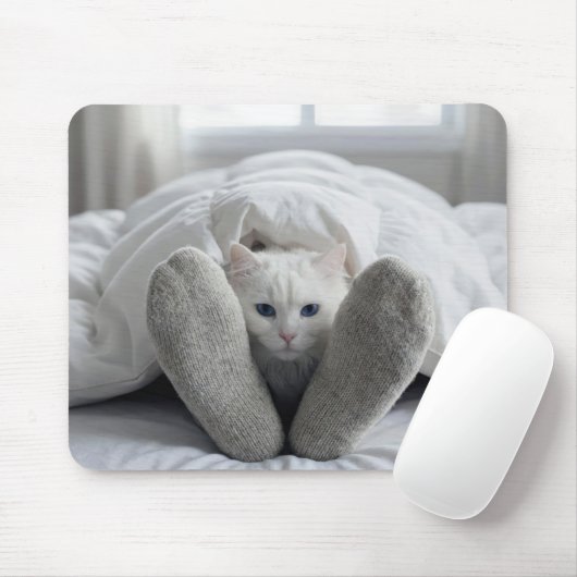 Witte kat onder een witte dekbed muismat (Met muis)