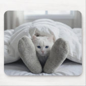 Witte kat onder een witte dekbed muismat (Voorkant)