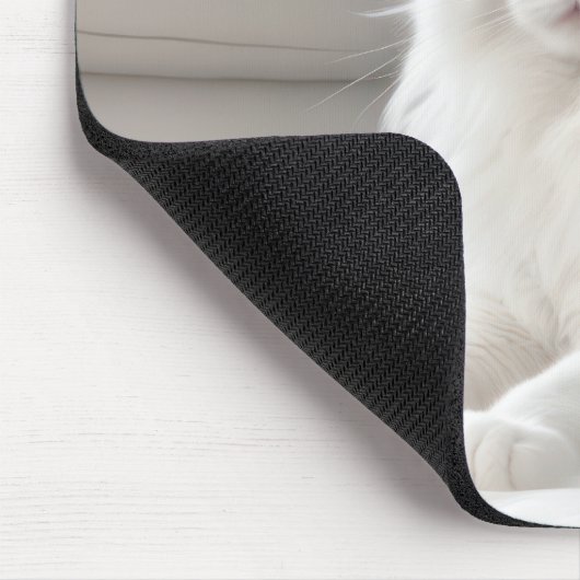 Witte kat op bontkleed muismat (Hoek)