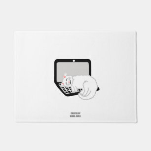 Witte kat op de klepmat van de laptop deurmat