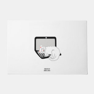 Witte kat op de klepmat van de laptop deurmat