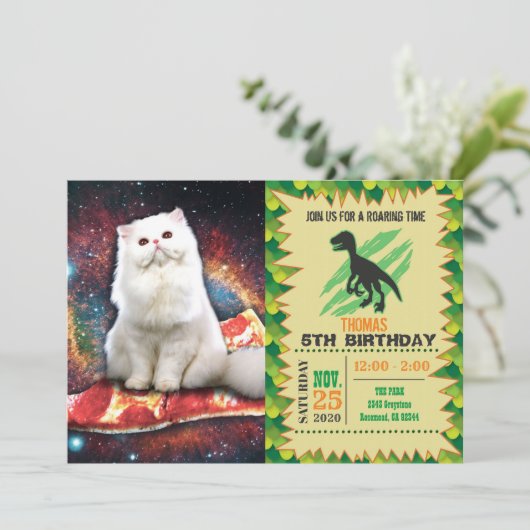 Witte kat op de pizza kaart (Staand voorkant)