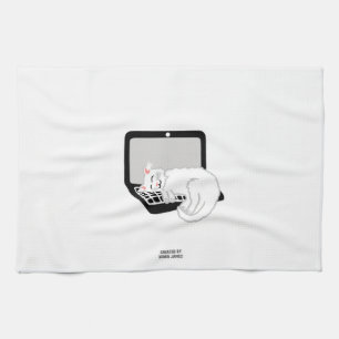 Witte kat op keukenhanddoek voor laptops