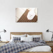 Witte kat op mat canvas afdruk (Insitu (Slaapkamer))