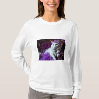 Witte kat op paarse fauteuil T-shirt