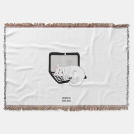 Witte kat op rugleuning van laptop deken