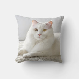 Witte kat poseren op wit tapijt kussen