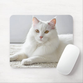 Witte kat poseren op wit tapijt muismat