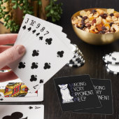 Witte kat schaakstuk met tekst pokerkaarten (Insitu)