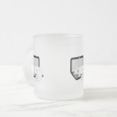 Witte kat slapen op laptop Frosted Glass Mok (Voorkant links)