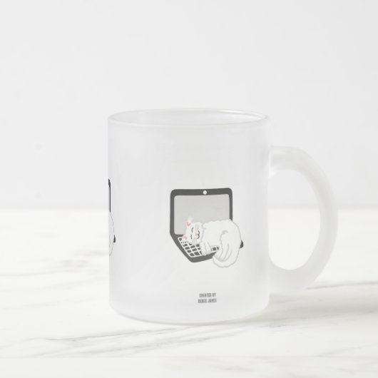 Witte kat slapen op laptop Frosted Glass Mok (Rechts)