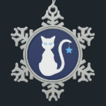 Witte kat Snowflake Ornament<br><div class="desc">Een witte kat met een blauwe ster op een marine achtergrond.</div>