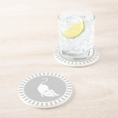 Witte katje op grijs en wit onderzetter (Zijkant)