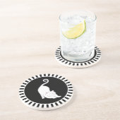 Witte katje op zwart-wit onderzetter (Zijkant)