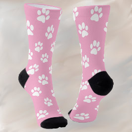 Witte kattenpoot drukt roze handschoenen uit. sokken