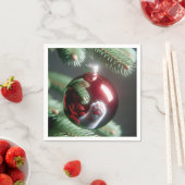 Witte Kattenpoot Reflectie In Rood Ornament Servet (Insitu)