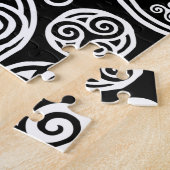 Witte kelk op zwarte toneelplaat legpuzzel (Zijkant)