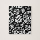 Witte kelk op zwarte toneelplaat legpuzzel (Verticaal)