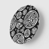 Witte kelk op zwarte toneelplaat ronde klok (Hoek)