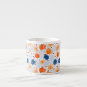 Witte keramische mok met een abstract patroon