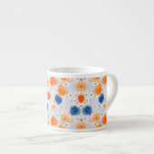 Witte keramische mok met een abstract patroon (Voorkant rechts)