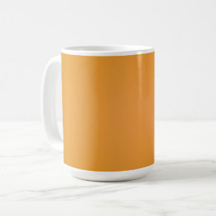 Witte keramische mok met een effen oranje rondomde